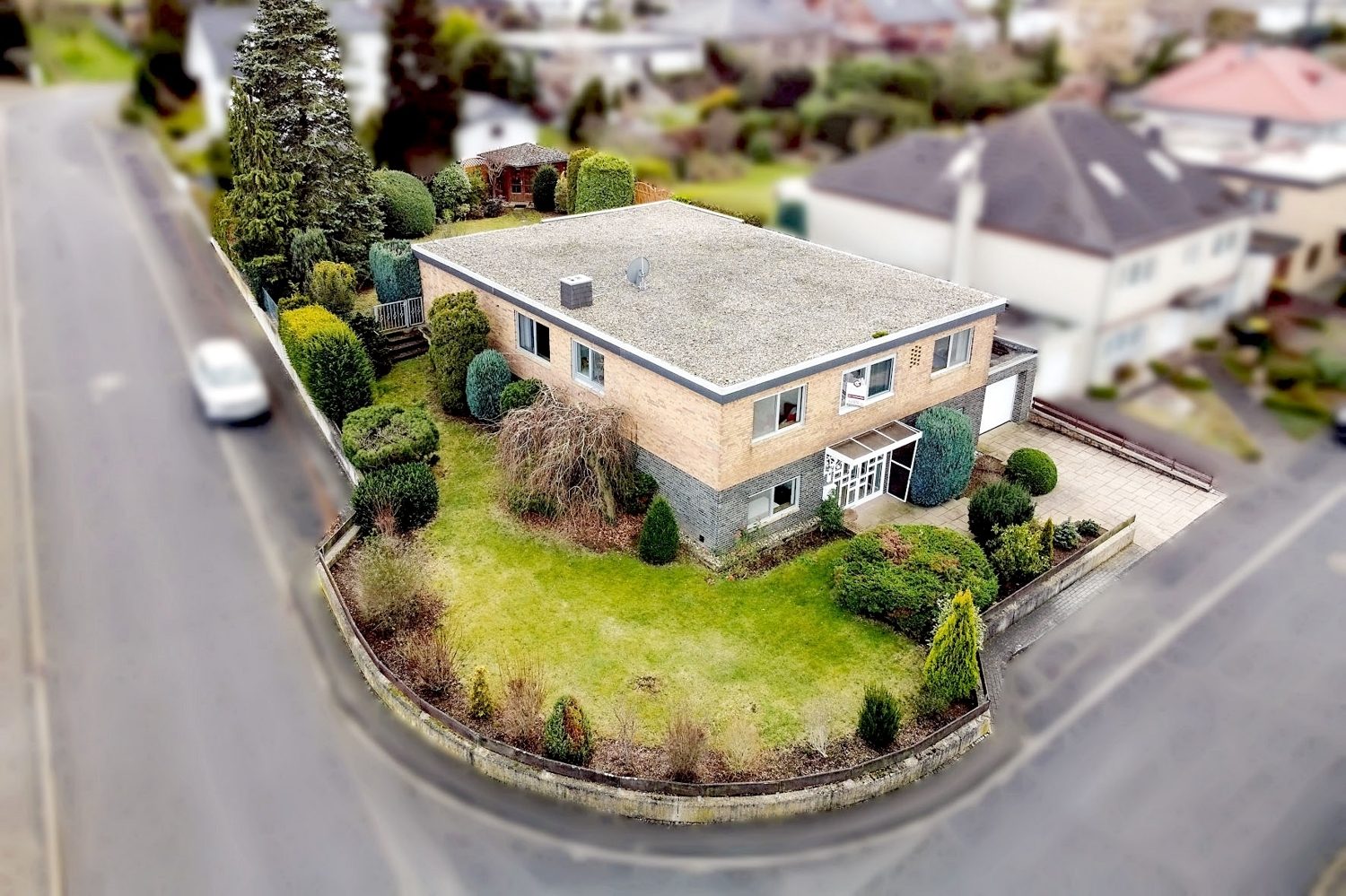 Gütelhöfer Immobilien - Immobilienangebot - Euskirchen / Stotzheim - Alle - Solides Einfamilienhaus mit Garage, überdachter Terrasse und vielen Möglichkeiten - Gebotsverfahren