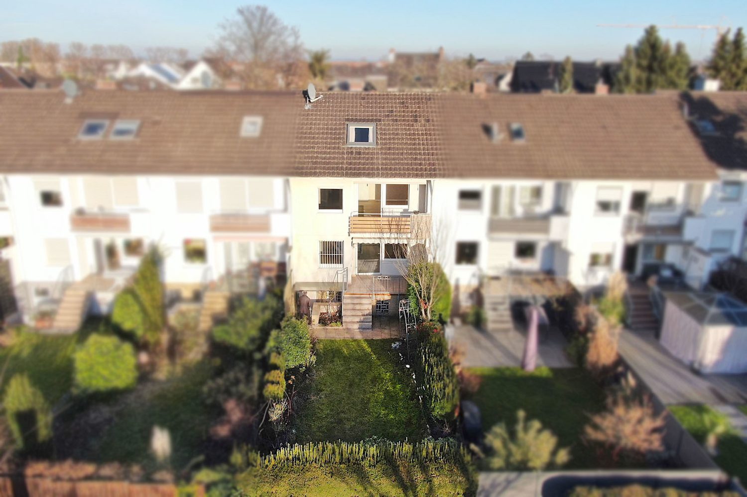 Gebäudeansicht Gütelhöfer Immobilien - Immobilienangebot - Bornheim / Hersel - Alle - Sofort bezugsfrei! Renovierungsbedürftiges Reihenmittelhaus mit Garage und Garten in Bornheim-Hersel