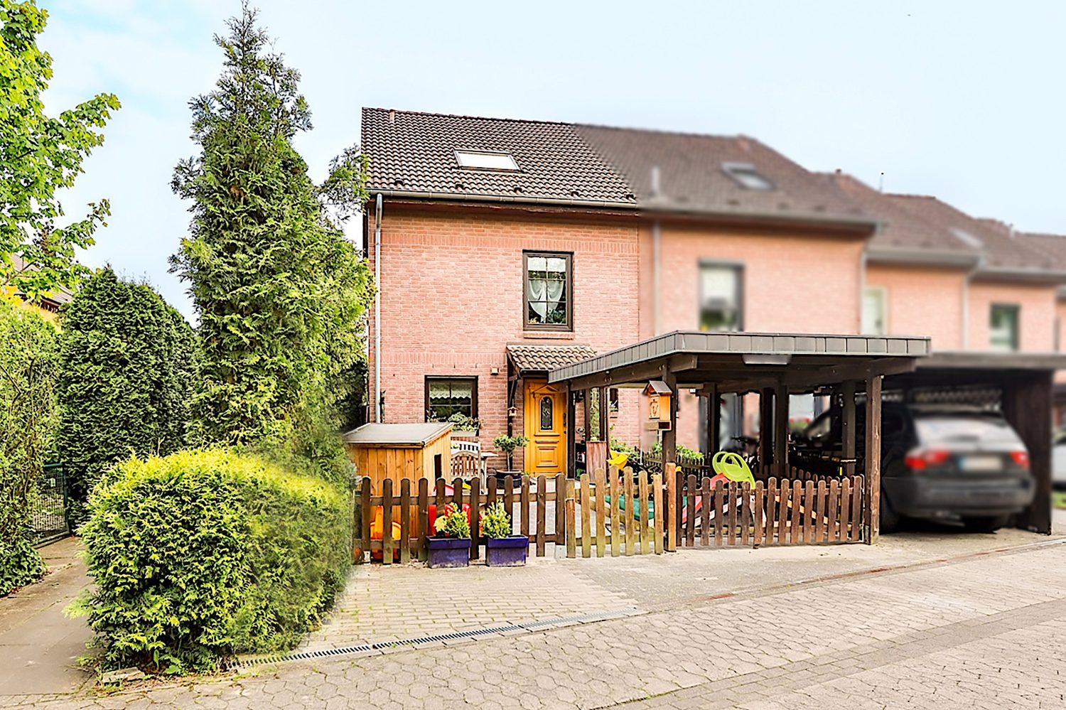 Hausansicht Gütelhöfer Immobilien - Immobilienangebot - Meckenheim - Alle - Solides Reihenendhaus mit Wintergarten, Carport und Einbauküche