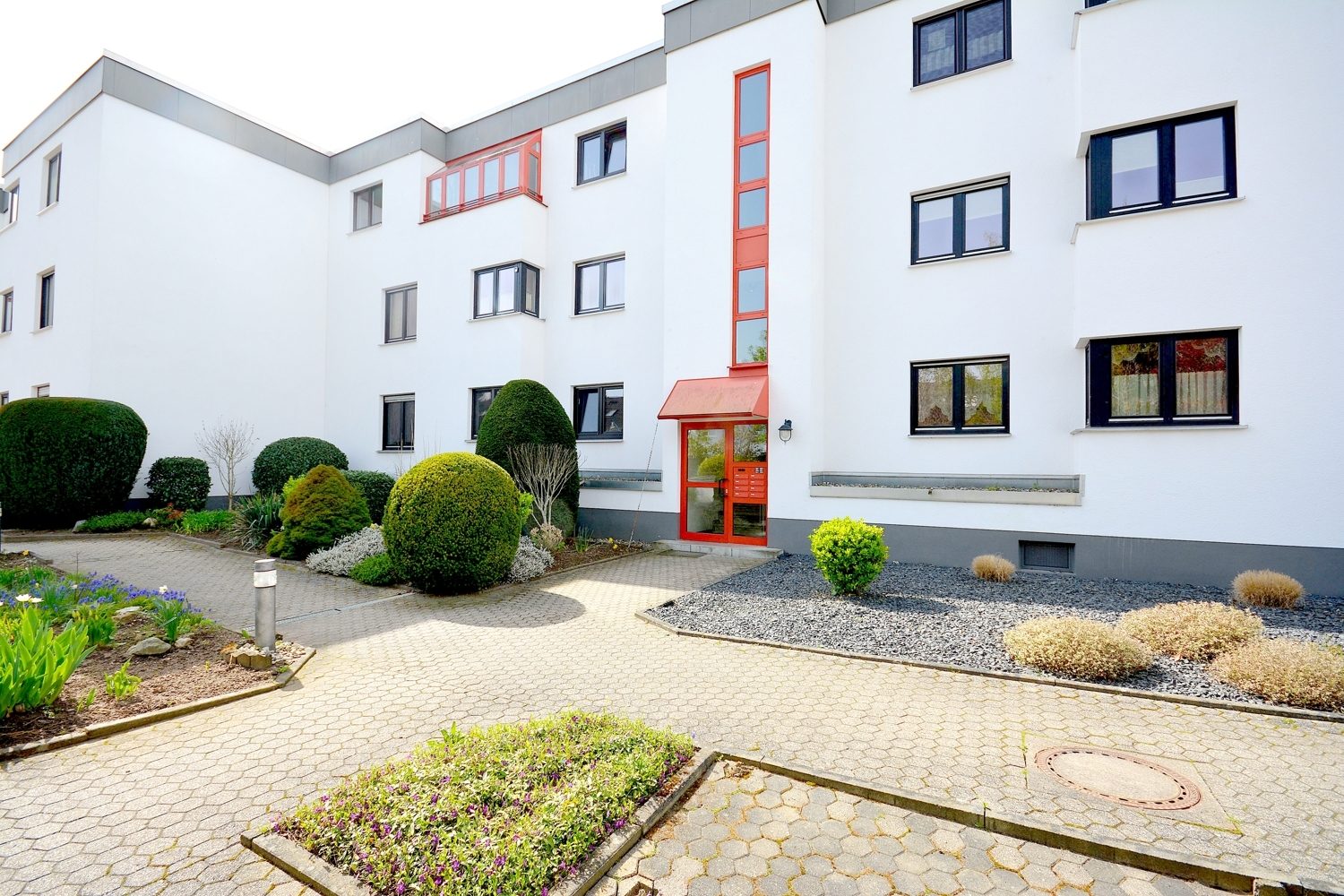 Gebäudeansicht Gütelhöfer Immobilien - Immobilienangebot - Bornheim - Alle - Stilvolle Dreiraumwohnung mit großem Balkon, Kaminofen, Einbauküche und Tiefgaragenstellplatz