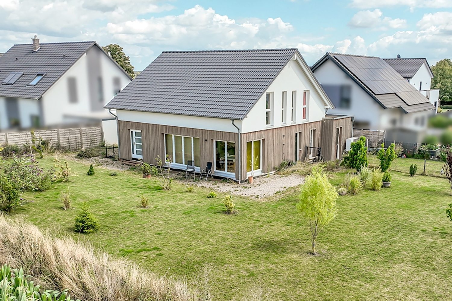 Titelbild Gütelhöfer Immobilien - Immobilienangebot - Zülpich / Enzen - Alle - -PREISREDUZIERUNG!- Neuwertiger Wohntraum mit Einliegerwohnung und großem Grundstück in Enzen