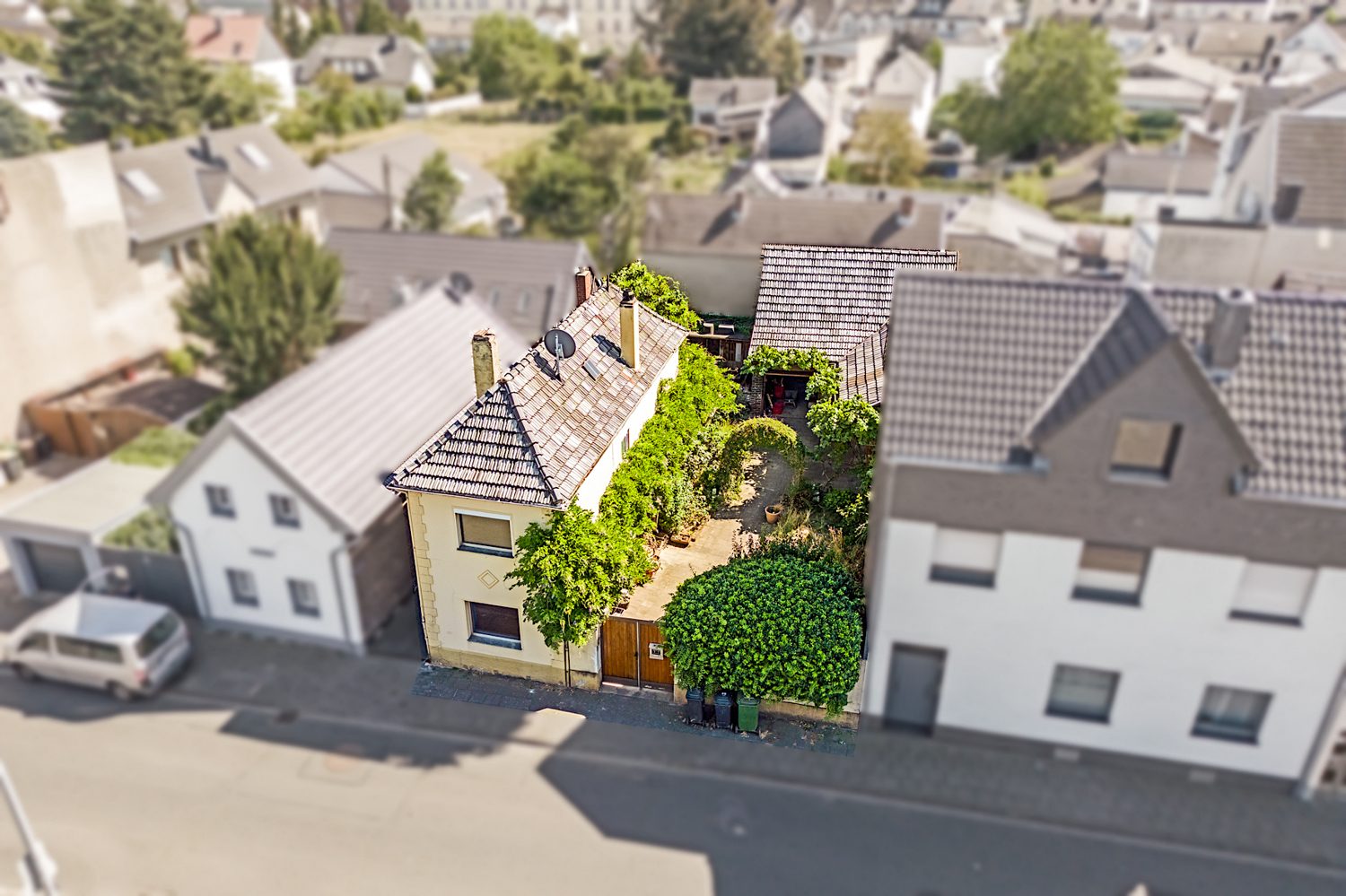 Gütelhöfer Immobilien - Immobilienangebot - Bornheim - Alle - Für Kurzentschlossene! Sanierungsbedürftiges Eigenheim mit Nebengebäude, Innenhof und viel Potenzial