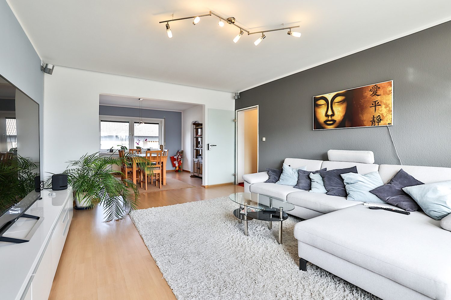 Gütelhöfer Immobilien - Immobilienangebot - Bornheim / Merten - Alle - Großzügige Dreiraumwohnung in solidem Zweifamilienhaus mit Balkon und Garage in Bornheim - Merten