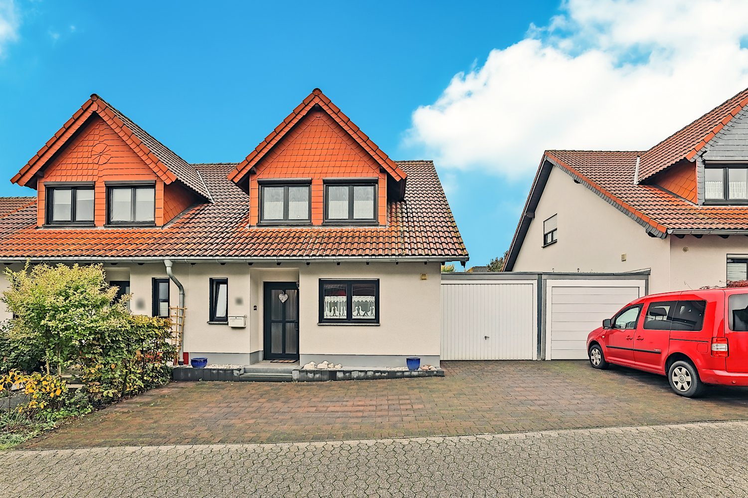 Gebäudeansicht Gütelhöfer Immobilien - Immobilienangebot - Meckenheim - Alle - Für die kleine Familie - Moderne Doppelhaushälfte mit Garage und Einbauküche in ruhiger Wohnlage