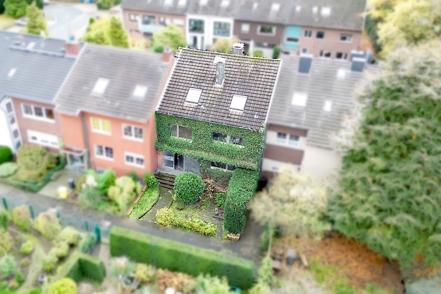 Gütelhöfer Immobilien - Immobilienangebot - Neuss - Alle - Für die große Familie! Großzügiges Reihenmittelhaus mit Garten und Garage - Sanierung erforderlich!