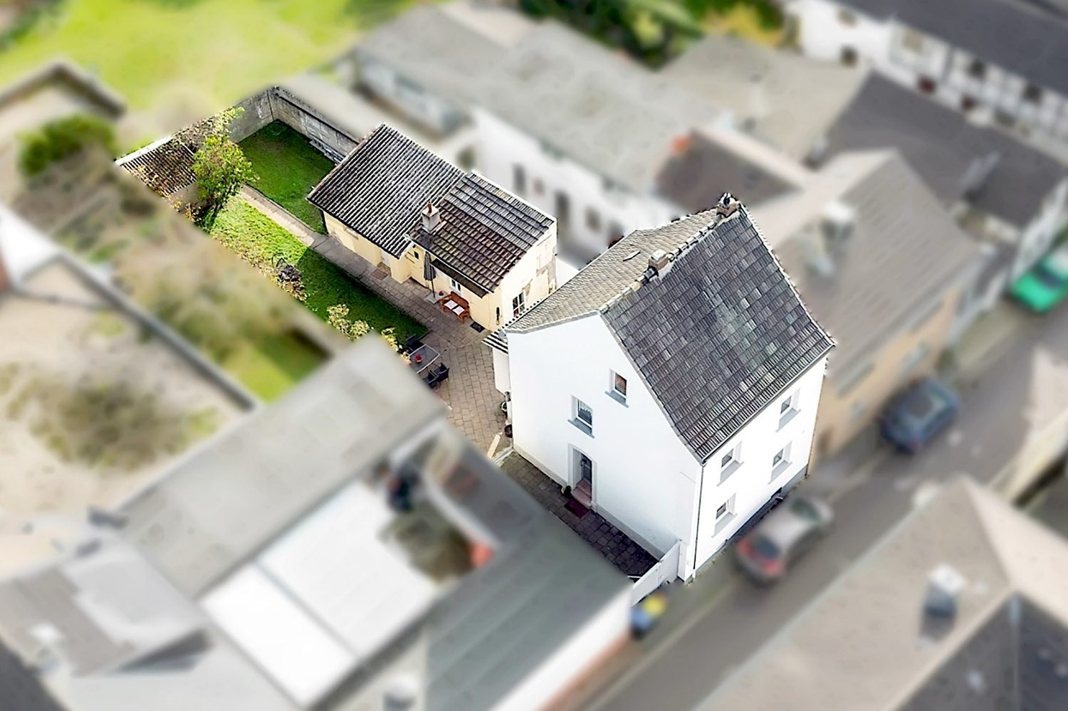 Gebäudeansicht Gütelhöfer Immobilien - Immobilienangebot - Euskirchen / Großbüllesheim - Alle - Für die kleine Familie! Teilmodernisiertes Einfamilienhaus mit Nebengebäude und viel Potenzial