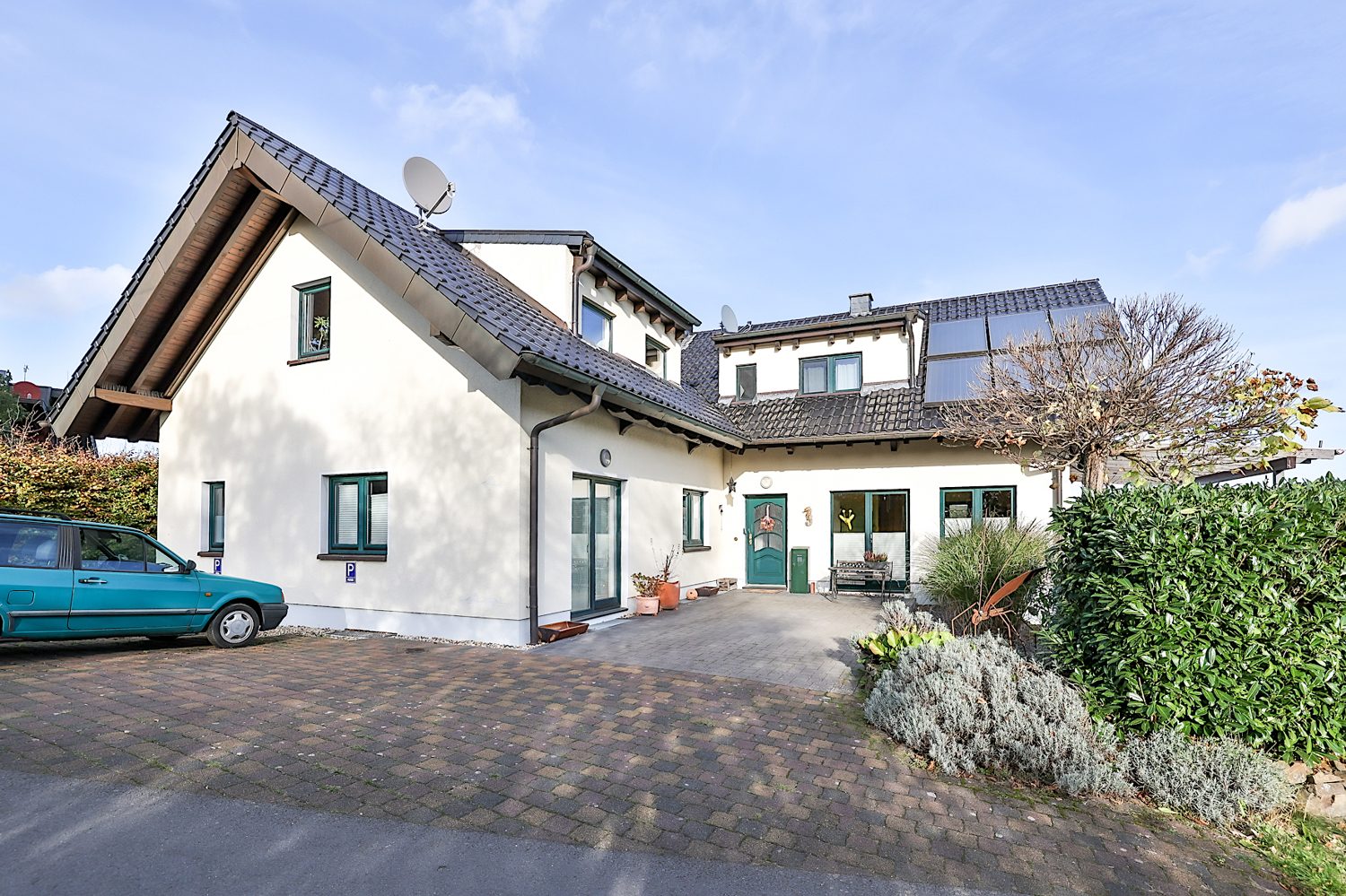 Gebäudeansicht Gütelhöfer Immobilien - Immobilienangebot - Bad Münstereifel / Houverath - Alle - Wohnen mit Aussicht! Stilvolles Zweifamilienhaus plus Apartment mit Großgarage am Waldrand