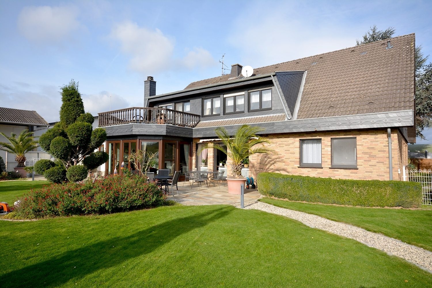 Gebäudeansicht Gütelhöfer Immobilien - Immobilienangebot - Bornheim / Dersdorf - Alle - Wohnen in der Natur! Möblierte Dreiraumwohnung mit Einbauküche, Balkon und Carport in Bahnnähe