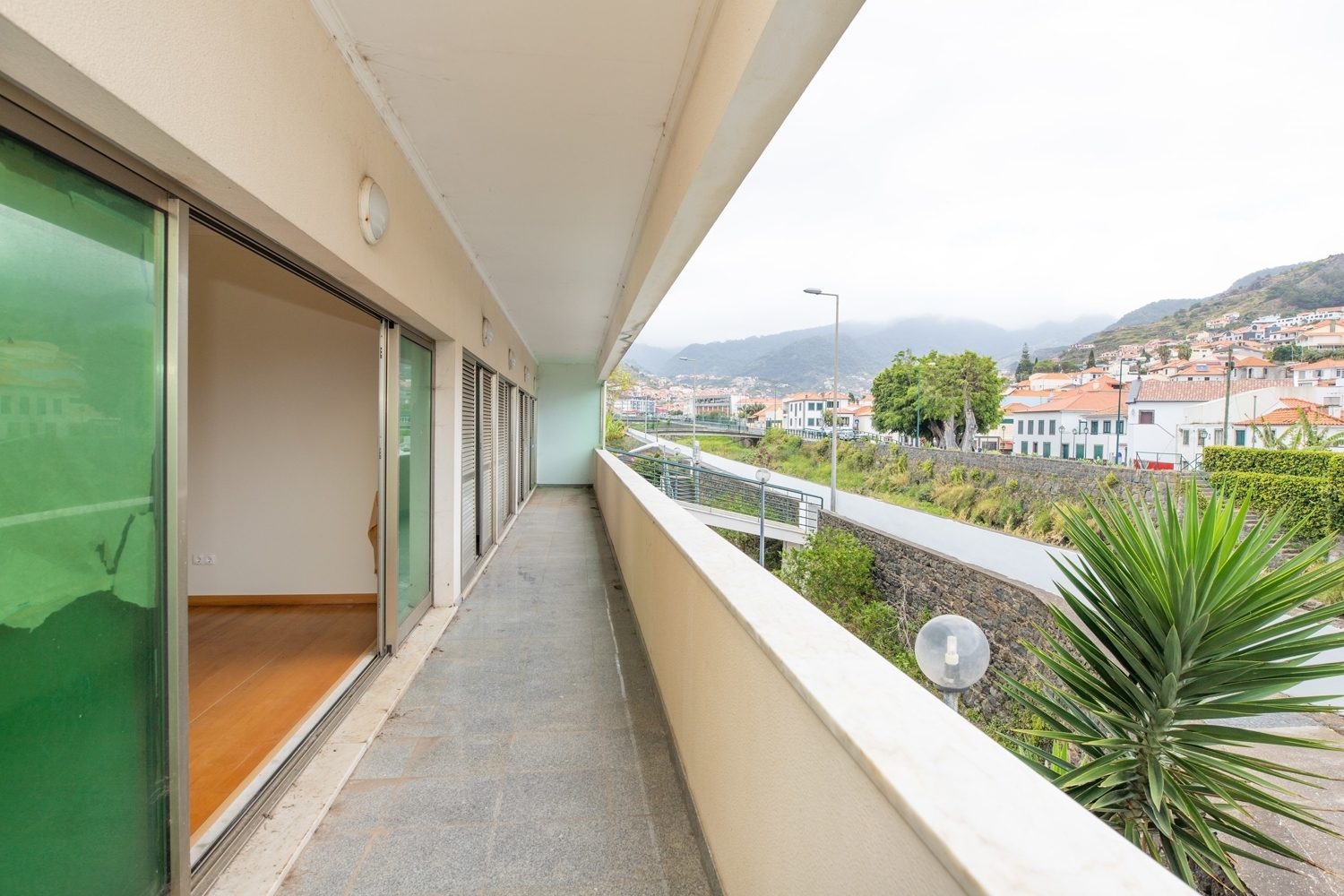 Gütelhöfer Immobilien - Immobilienangebot - Machico / Madeira - Alle - Sandstrand 5 Minuten entfernt! Spektakuläre 4-Zimmer Wohnung mit 2 Balkonen und Meerblick in Machico