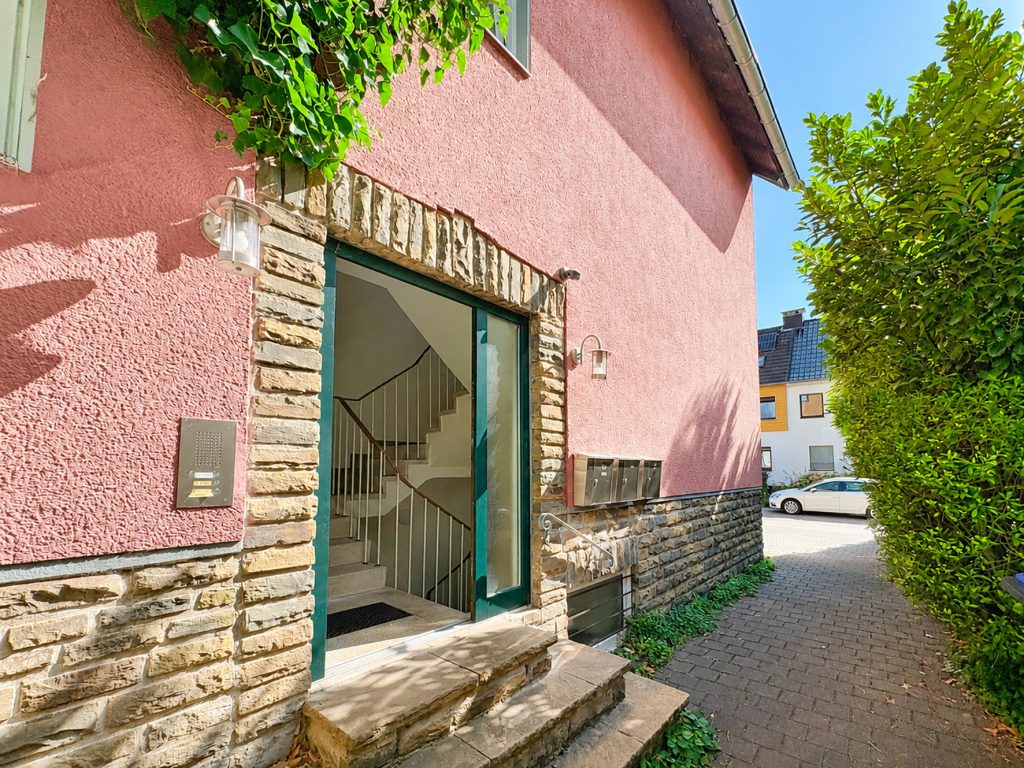 Gütelhöfer Immobilien - Immobilienangebot - Bergisch Gladbach / Gronau - Alle - Kurzfristig bezugsfrei! Dachgeschosswohnung mit Einbauküche, Stellplatz und Balkon in Gronau
