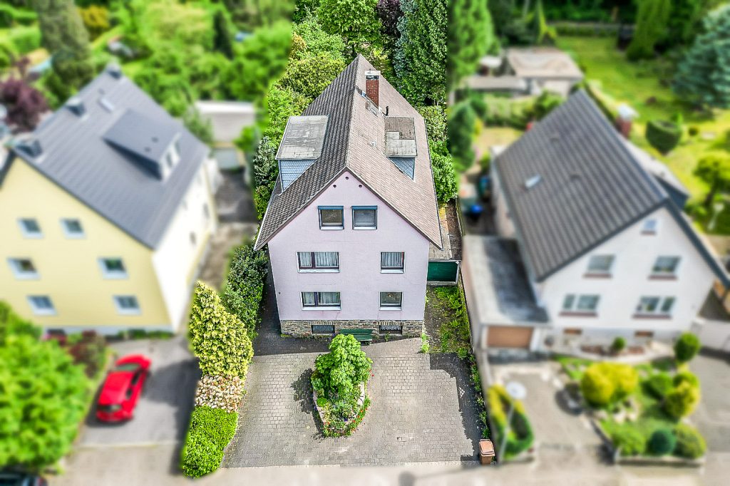 Gütelhöfer Immobilien - Immobilienangebot - Bergisch Gladbach / Gronau - Alle - Kurzfristig bezugsfrei! Dachgeschosswohnung mit Einbauküche, Stellplatz und Balkon in Gronau