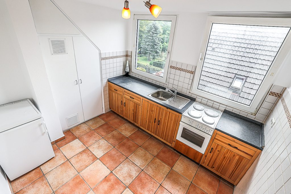 Gütelhöfer Immobilien - Immobilienangebot - Bergisch Gladbach / Gronau - Alle - Kurzfristig bezugsfrei! Dachgeschosswohnung mit Einbauküche, Stellplatz und Balkon in Gronau