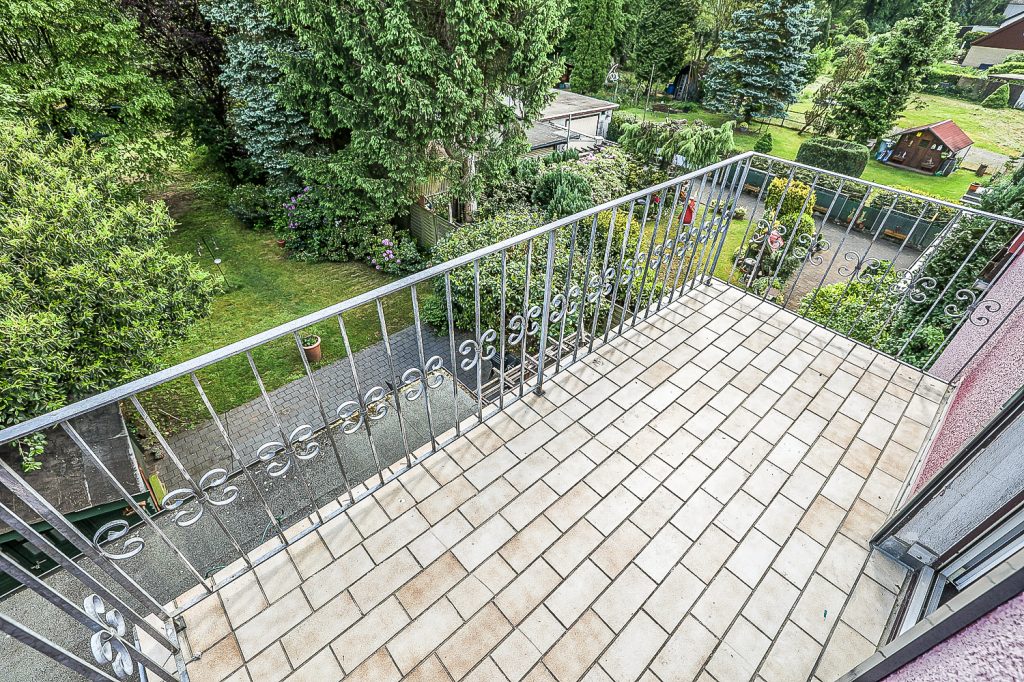 Gütelhöfer Immobilien - Immobilienangebot - Bergisch Gladbach / Gronau - Alle - Kurzfristig bezugsfrei! Dachgeschosswohnung mit Einbauküche, Stellplatz und Balkon in Gronau