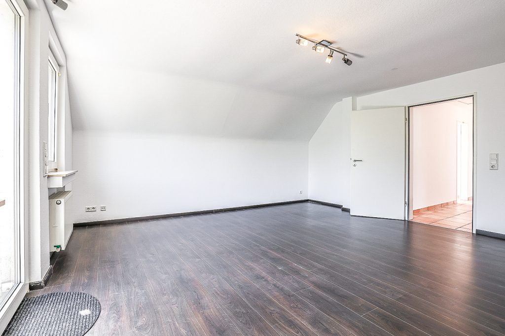 Gütelhöfer Immobilien - Immobilienangebot - Bergisch Gladbach / Gronau - Alle - Kurzfristig bezugsfrei! Dachgeschosswohnung mit Einbauküche, Stellplatz und Balkon in Gronau
