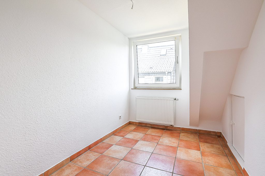 Gütelhöfer Immobilien - Immobilienangebot - Bergisch Gladbach / Gronau - Alle - Kurzfristig bezugsfrei! Dachgeschosswohnung mit Einbauküche, Stellplatz und Balkon in Gronau