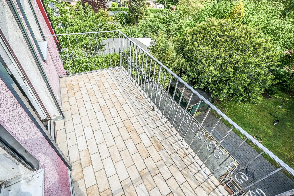 Gütelhöfer Immobilien - Immobilienangebot - Bergisch Gladbach / Gronau - Alle - Kurzfristig bezugsfrei! Dachgeschosswohnung mit Einbauküche, Stellplatz und Balkon in Gronau