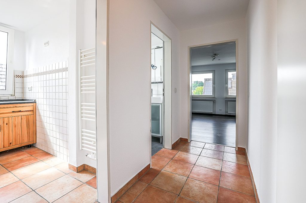 Gütelhöfer Immobilien - Immobilienangebot - Bergisch Gladbach / Gronau - Alle - Kurzfristig bezugsfrei! Dachgeschosswohnung mit Einbauküche, Stellplatz und Balkon in Gronau