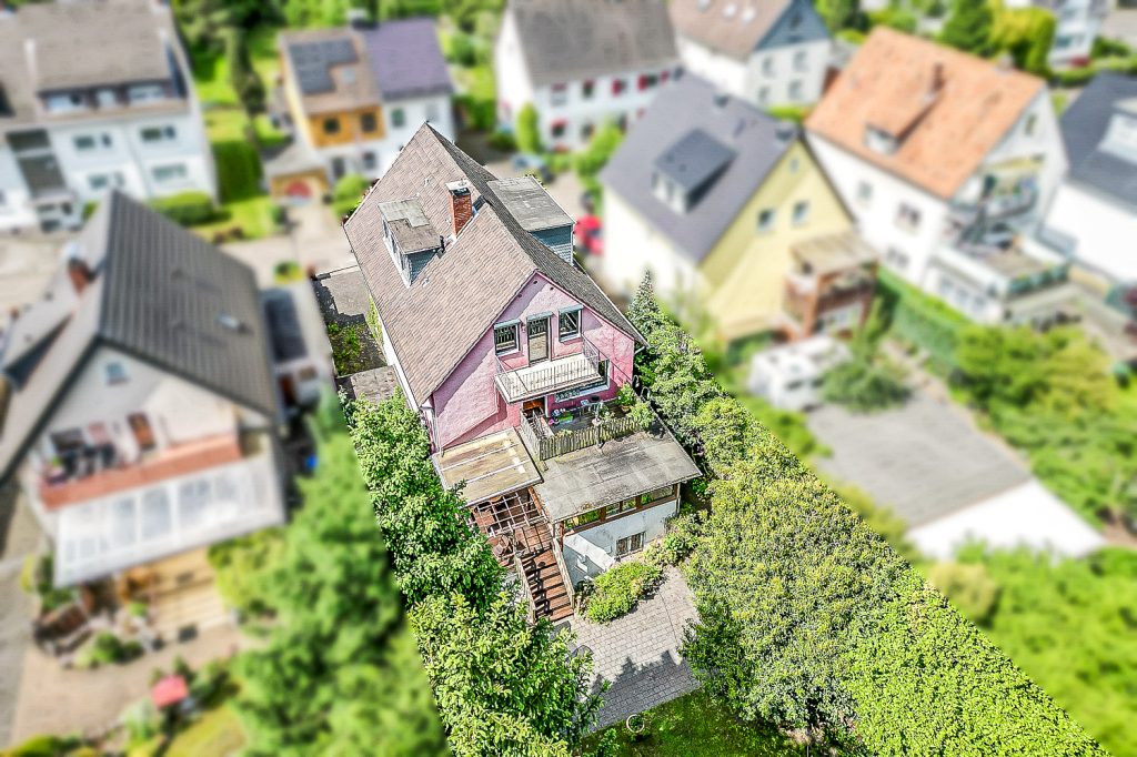 Gütelhöfer Immobilien - Immobilienangebot - Bergisch Gladbach / Gronau - Alle - Kurzfristig bezugsfrei! Dachgeschosswohnung mit Einbauküche, Stellplatz und Balkon in Gronau