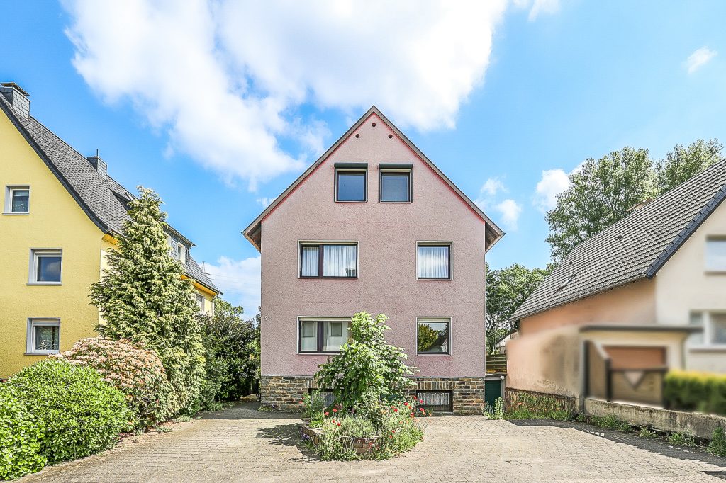 Gütelhöfer Immobilien - Immobilienangebot - Bergisch Gladbach / Gronau - Alle - Kurzfristig bezugsfrei! Dachgeschosswohnung mit Einbauküche, Stellplatz und Balkon in Gronau