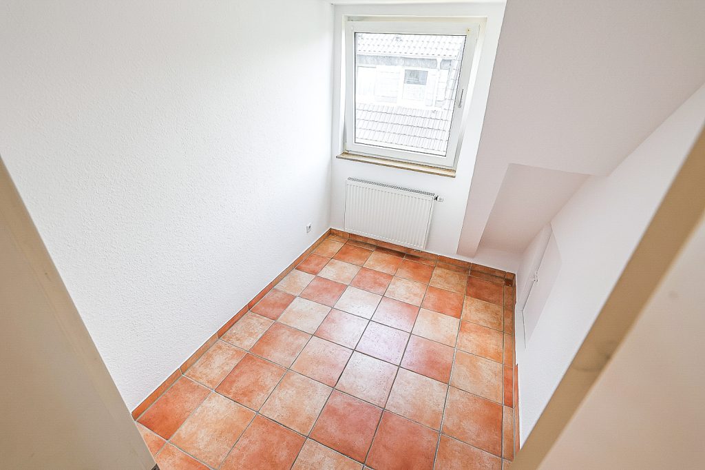 Gütelhöfer Immobilien - Immobilienangebot - Bergisch Gladbach / Gronau - Alle - Kurzfristig bezugsfrei! Dachgeschosswohnung mit Einbauküche, Stellplatz und Balkon in Gronau