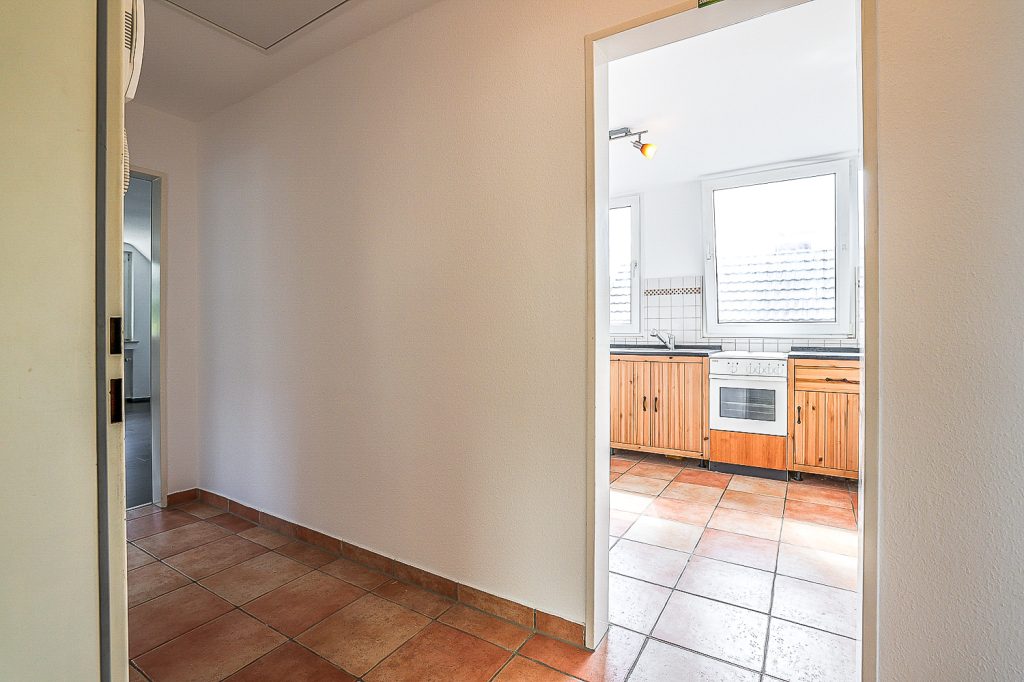 Gütelhöfer Immobilien - Immobilienangebot - Bergisch Gladbach / Gronau - Alle - Kurzfristig bezugsfrei! Dachgeschosswohnung mit Einbauküche, Stellplatz und Balkon in Gronau