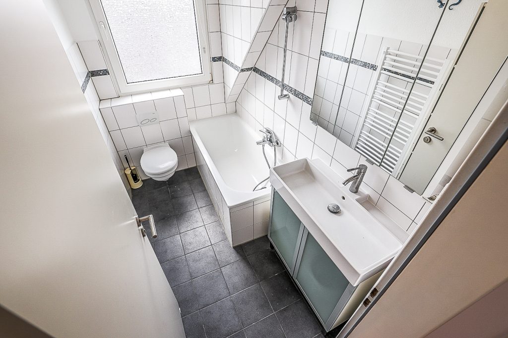 Gütelhöfer Immobilien - Immobilienangebot - Bergisch Gladbach / Gronau - Alle - Kurzfristig bezugsfrei! Dachgeschosswohnung mit Einbauküche, Stellplatz und Balkon in Gronau