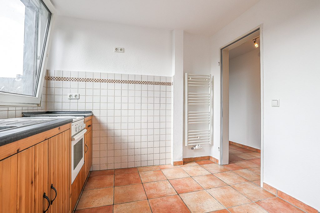 Gütelhöfer Immobilien - Immobilienangebot - Bergisch Gladbach / Gronau - Alle - Kurzfristig bezugsfrei! Dachgeschosswohnung mit Einbauküche, Stellplatz und Balkon in Gronau