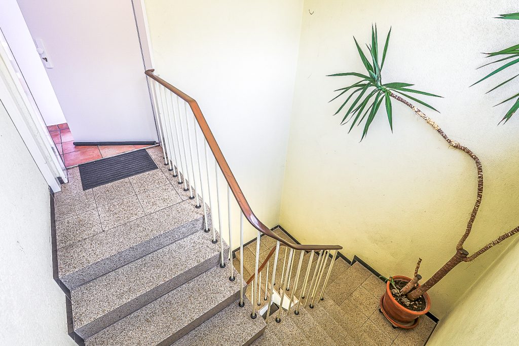 Gütelhöfer Immobilien - Immobilienangebot - Bergisch Gladbach / Gronau - Alle - Kurzfristig bezugsfrei! Dachgeschosswohnung mit Einbauküche, Stellplatz und Balkon in Gronau