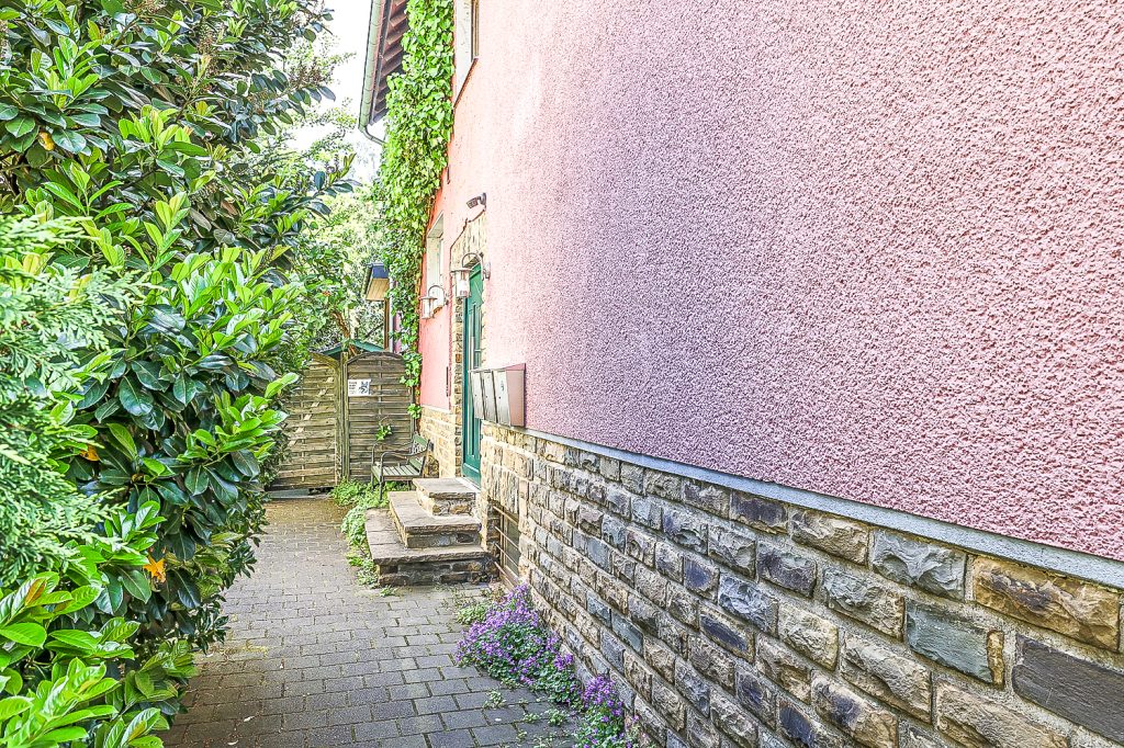 Gütelhöfer Immobilien - Immobilienangebot - Bergisch Gladbach / Gronau - Alle - Kurzfristig bezugsfrei! Dachgeschosswohnung mit Einbauküche, Stellplatz und Balkon in Gronau