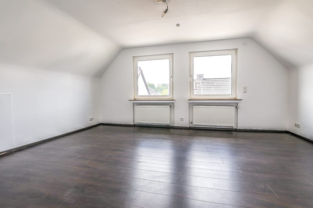 Gütelhöfer Immobilien - Immobilienangebot - Bergisch Gladbach / Gronau - Alle - Kurzfristig bezugsfrei! Dachgeschosswohnung mit Einbauküche, Stellplatz und Balkon in Gronau