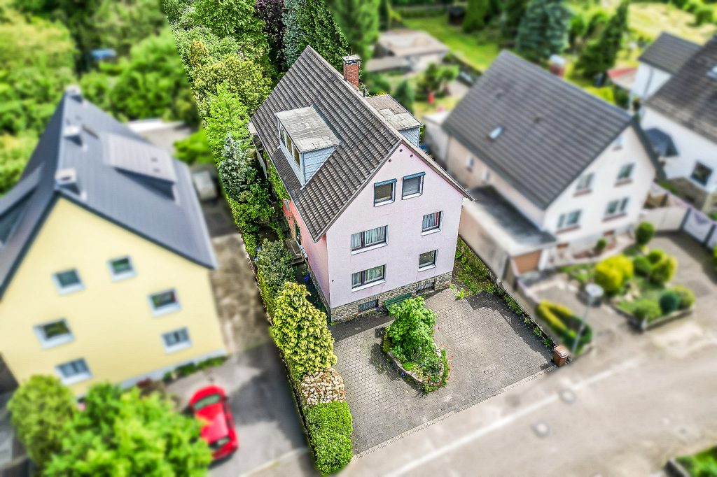 Gütelhöfer Immobilien - Immobilienangebot - Bergisch Gladbach / Gronau - Alle - Kurzfristig bezugsfrei! Dachgeschosswohnung mit Einbauküche, Stellplatz und Balkon in Gronau