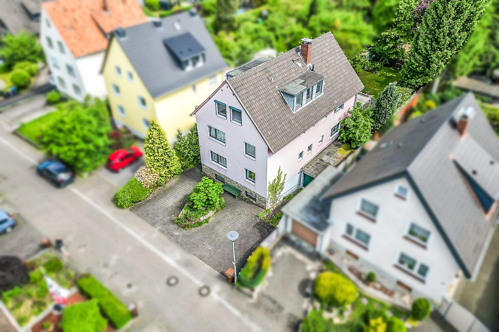 Gütelhöfer Immobilien - Immobilienangebot - Bergisch Gladbach / Gronau - Alle - Kurzfristig bezugsfrei! Dachgeschosswohnung mit Einbauküche, Stellplatz und Balkon in Gronau
