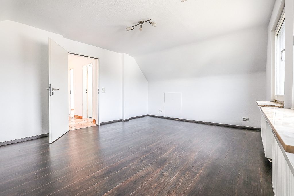 Gütelhöfer Immobilien - Immobilienangebot - Bergisch Gladbach / Gronau - Alle - Kurzfristig bezugsfrei! Dachgeschosswohnung mit Einbauküche, Stellplatz und Balkon in Gronau