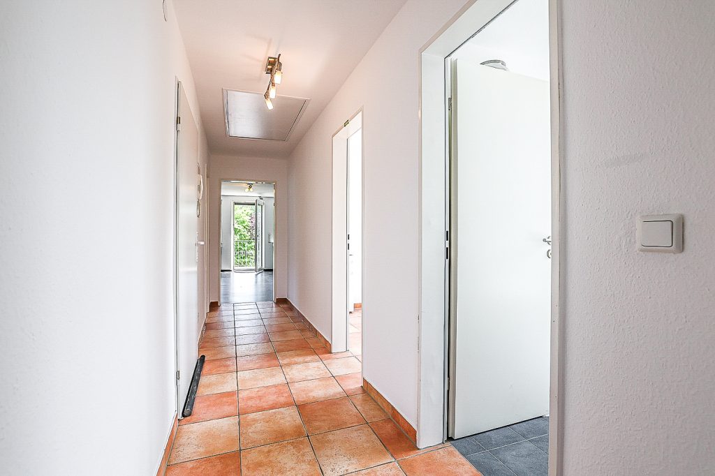 Gütelhöfer Immobilien - Immobilienangebot - Bergisch Gladbach / Gronau - Alle - Kurzfristig bezugsfrei! Dachgeschosswohnung mit Einbauküche, Stellplatz und Balkon in Gronau