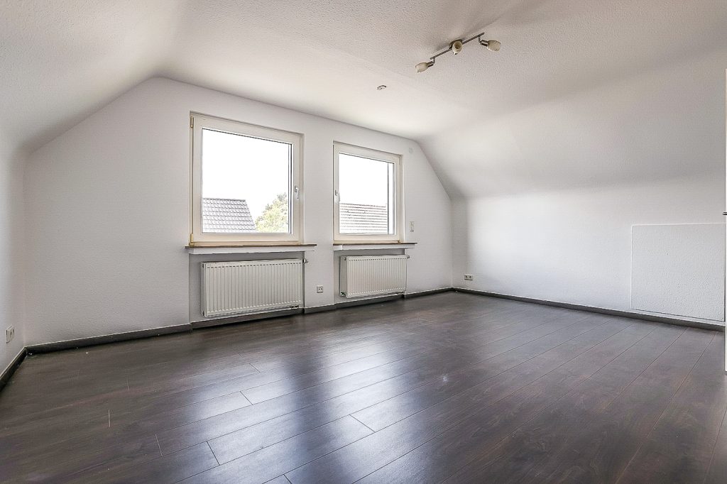 Gütelhöfer Immobilien - Immobilienangebot - Bergisch Gladbach / Gronau - Alle - Kurzfristig bezugsfrei! Dachgeschosswohnung mit Einbauküche, Stellplatz und Balkon in Gronau