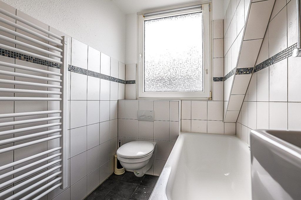 Gütelhöfer Immobilien - Immobilienangebot - Bergisch Gladbach / Gronau - Alle - Kurzfristig bezugsfrei! Dachgeschosswohnung mit Einbauküche, Stellplatz und Balkon in Gronau