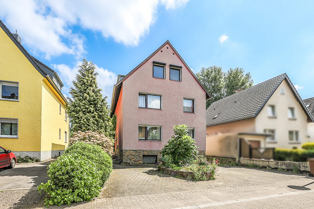 Gütelhöfer Immobilien - Immobilienangebot - Bergisch Gladbach / Gronau - Alle - Kurzfristig bezugsfrei! Dachgeschosswohnung mit Einbauküche, Stellplatz und Balkon in Gronau