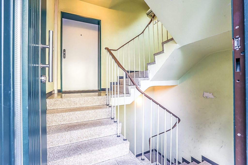Gütelhöfer Immobilien - Immobilienangebot - Bergisch Gladbach / Gronau - Alle - Kurzfristig bezugsfrei! Dachgeschosswohnung mit Einbauküche, Stellplatz und Balkon in Gronau