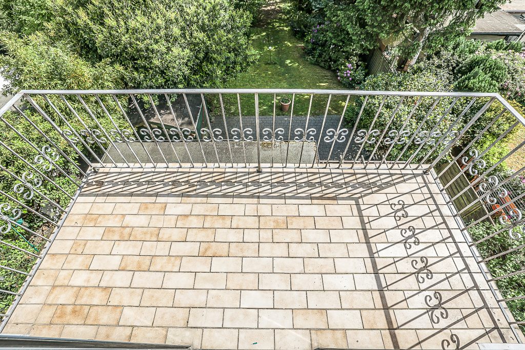 Gütelhöfer Immobilien - Immobilienangebot - Bergisch Gladbach / Gronau - Alle - Kurzfristig bezugsfrei! Dachgeschosswohnung mit Einbauküche, Stellplatz und Balkon in Gronau