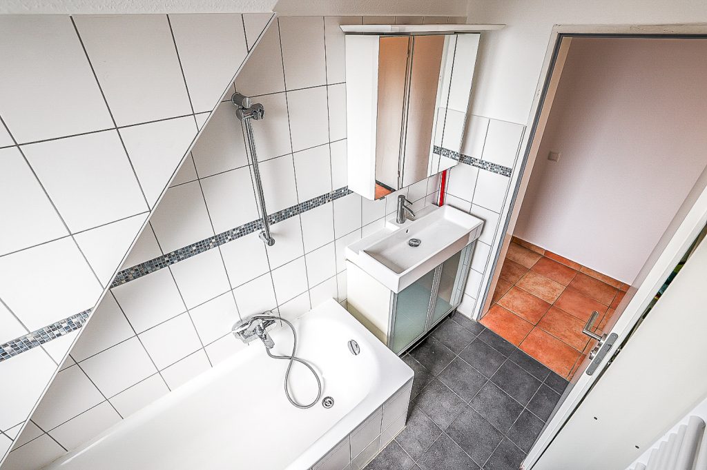 Gütelhöfer Immobilien - Immobilienangebot - Bergisch Gladbach / Gronau - Alle - Kurzfristig bezugsfrei! Dachgeschosswohnung mit Einbauküche, Stellplatz und Balkon in Gronau