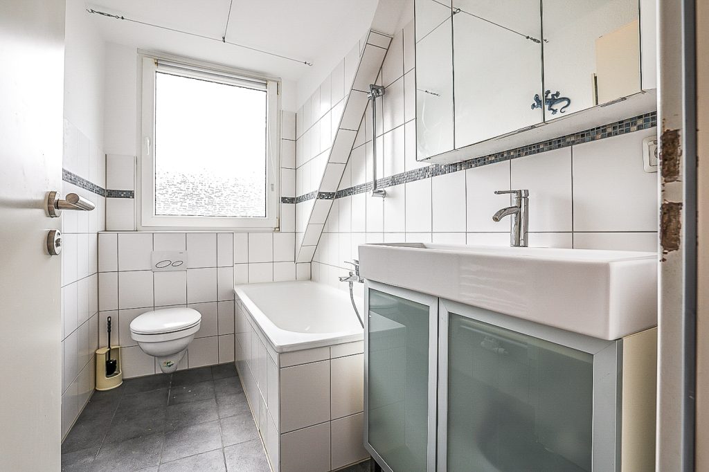 Gütelhöfer Immobilien - Immobilienangebot - Bergisch Gladbach / Gronau - Alle - Kurzfristig bezugsfrei! Dachgeschosswohnung mit Einbauküche, Stellplatz und Balkon in Gronau