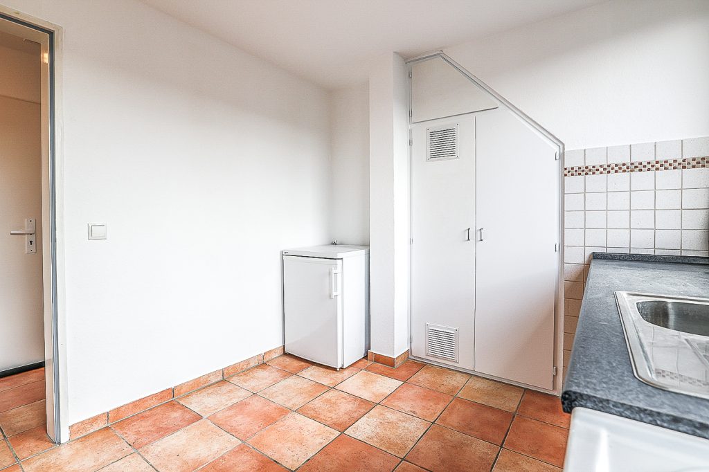 Gütelhöfer Immobilien - Immobilienangebot - Bergisch Gladbach / Gronau - Alle - Kurzfristig bezugsfrei! Dachgeschosswohnung mit Einbauküche, Stellplatz und Balkon in Gronau