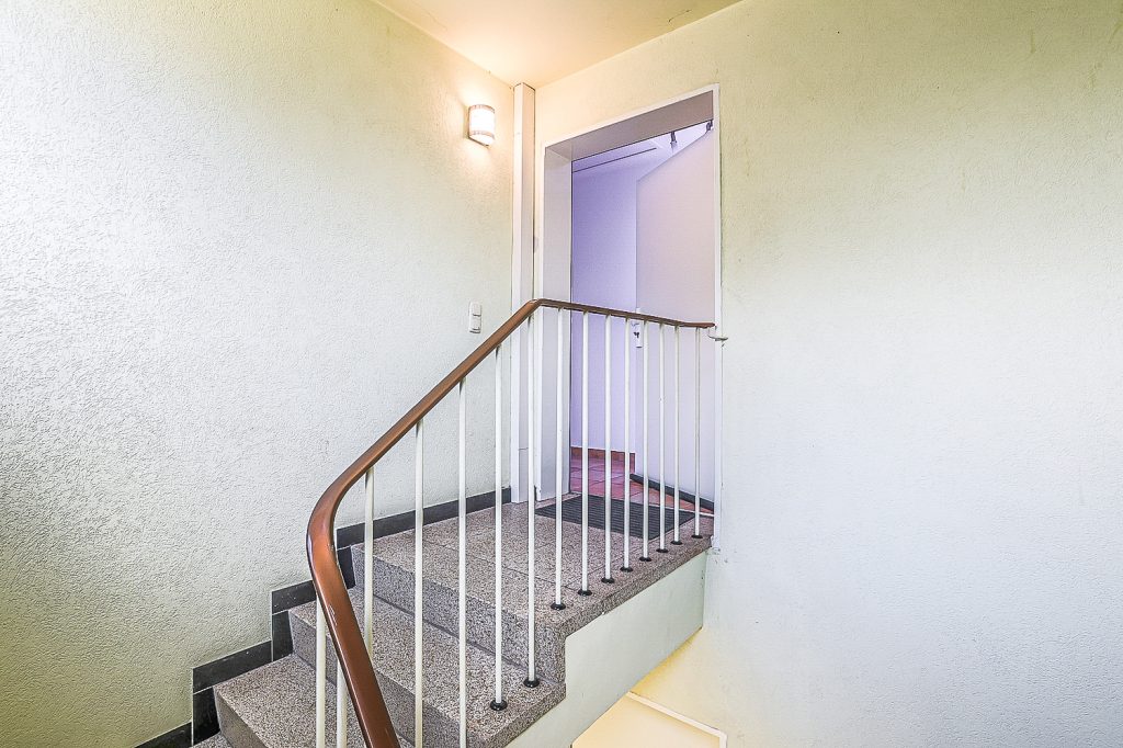 Gütelhöfer Immobilien - Immobilienangebot - Bergisch Gladbach / Gronau - Alle - Kurzfristig bezugsfrei! Dachgeschosswohnung mit Einbauküche, Stellplatz und Balkon in Gronau