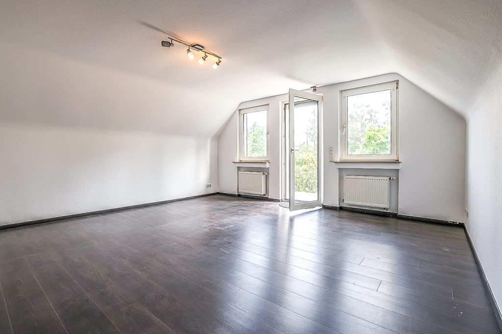 Gütelhöfer Immobilien - Immobilienangebot - Bergisch Gladbach / Gronau - Alle - Kurzfristig bezugsfrei! Dachgeschosswohnung mit Einbauküche, Stellplatz und Balkon in Gronau