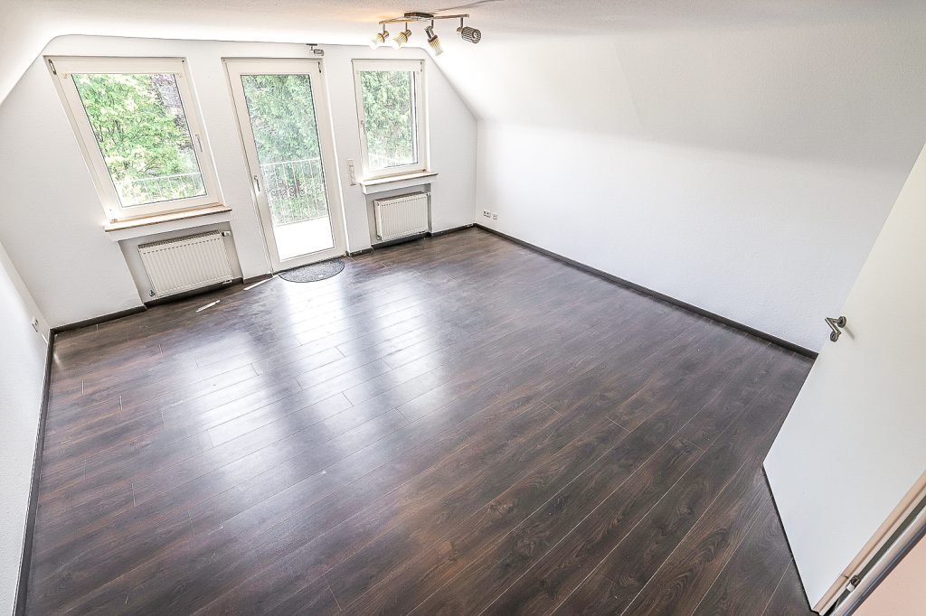 Gütelhöfer Immobilien - Immobilienangebot - Bergisch Gladbach / Gronau - Alle - Kurzfristig bezugsfrei! Dachgeschosswohnung mit Einbauküche, Stellplatz und Balkon in Gronau