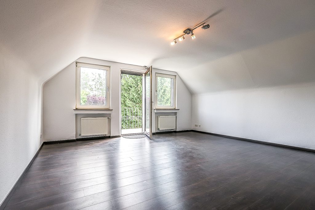 Gütelhöfer Immobilien - Immobilienangebot - Bergisch Gladbach / Gronau - Alle - Kurzfristig bezugsfrei! Dachgeschosswohnung mit Einbauküche, Stellplatz und Balkon in Gronau