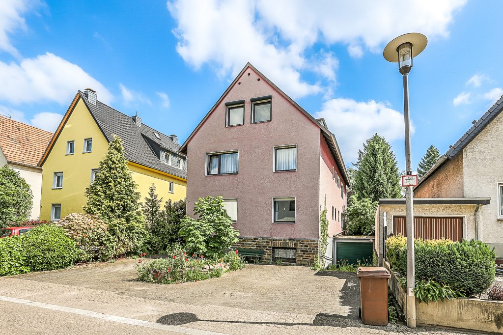 Gütelhöfer Immobilien - Immobilienangebot - Bergisch Gladbach / Gronau - Alle - Kurzfristig bezugsfrei! Dachgeschosswohnung mit Einbauküche, Stellplatz und Balkon in Gronau