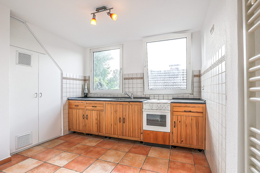 Gütelhöfer Immobilien - Immobilienangebot - Bergisch Gladbach / Gronau - Alle - Kurzfristig bezugsfrei! Dachgeschosswohnung mit Einbauküche, Stellplatz und Balkon in Gronau