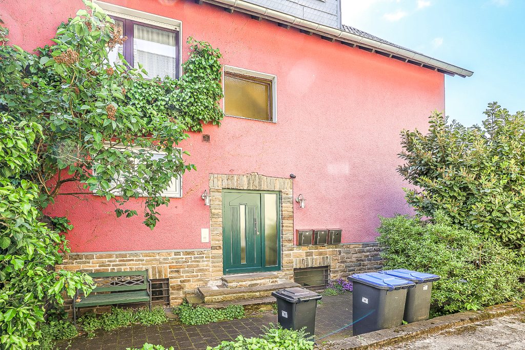 Gütelhöfer Immobilien - Immobilienangebot - Bergisch Gladbach / Gronau - Alle - Kurzfristig bezugsfrei! Dachgeschosswohnung mit Einbauküche, Stellplatz und Balkon in Gronau