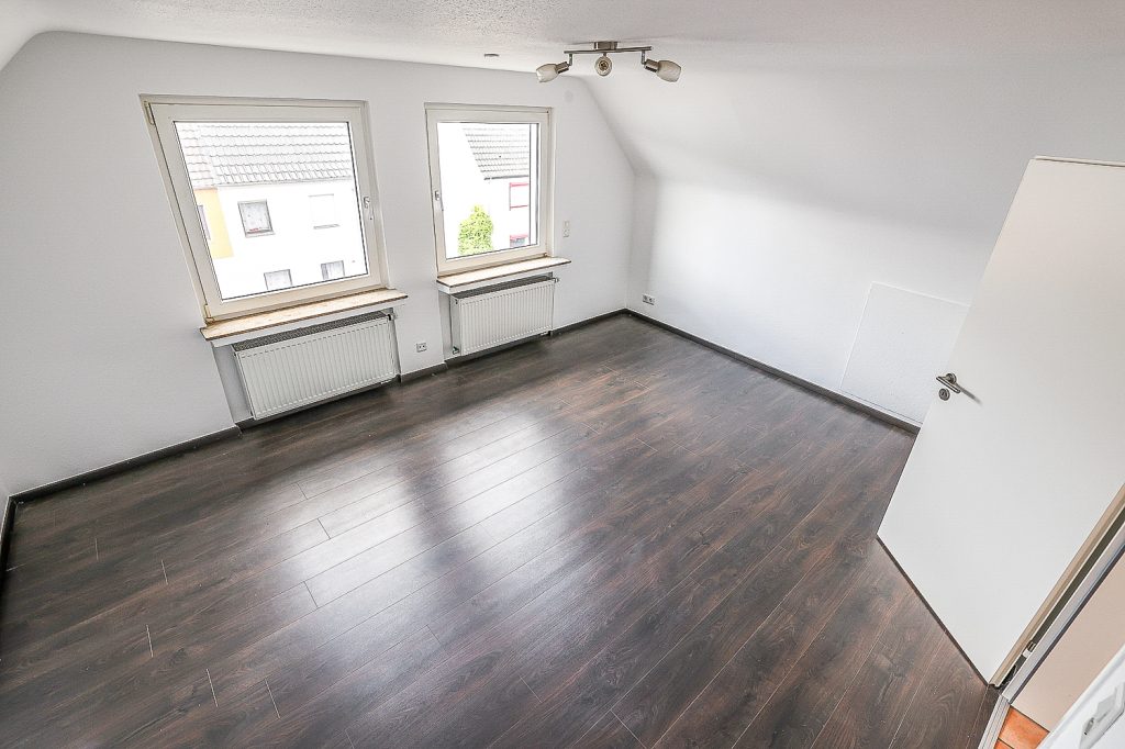 Gütelhöfer Immobilien - Immobilienangebot - Bergisch Gladbach / Gronau - Alle - Kurzfristig bezugsfrei! Dachgeschosswohnung mit Einbauküche, Stellplatz und Balkon in Gronau